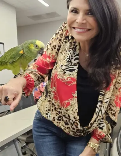 Senior placement advisor with a green parrot | New Day Lifestyle for Seniors