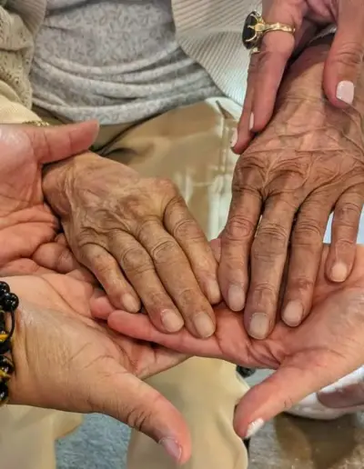 advisors supporting a senior resident's | New Day Lifestyle for Seniors